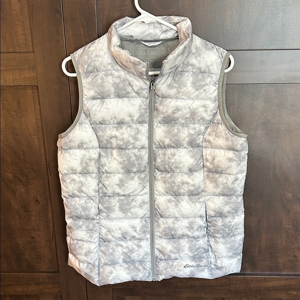 Eddie Bauer Cloud-Pattern Quilted Vest in Light Gray and White
